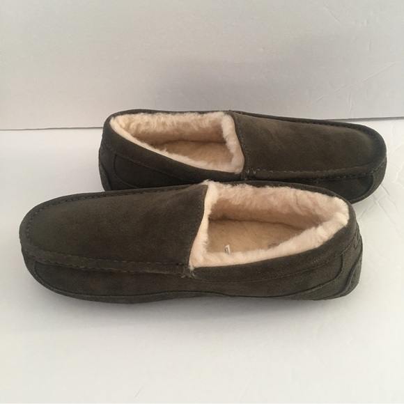 NWOT- UGG SLIPPERS - Picture 4 of 8